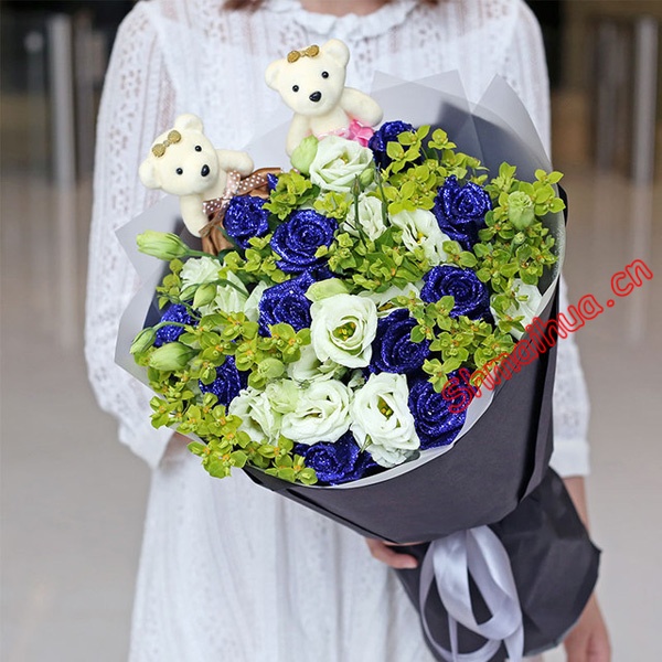 幸福依靠-11枝蓝色妖姬，2只小熊，搭配桔梗花、叶上金