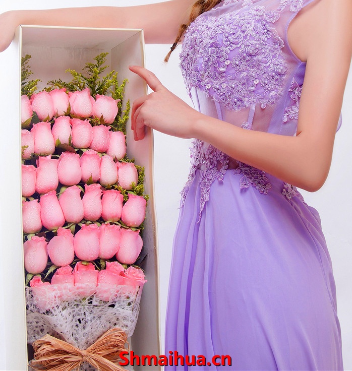 花伴一生-精选一级粉玫瑰36枝，黄莺点缀，精美方型礼盒（以实物为准）