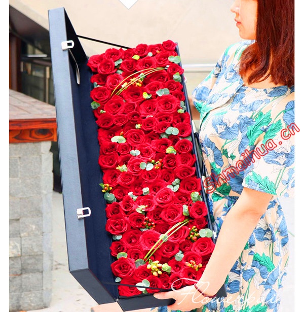 爱相随-99枝红玫瑰，搭配红豆，尤加利。精美红色心形礼盒装（以实物为准）