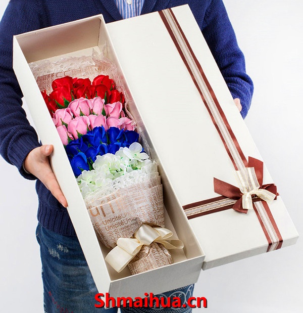 爱你不需言语-红蓝粉玫瑰共36支，黄莺点缀，卷边纸扇形包装，简约时尚的束扎。精美礼盒（以实物为准）